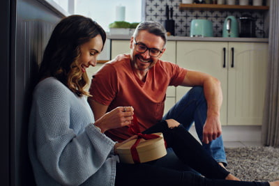 Build your financial plan image of a happy couple celebrating a birthday